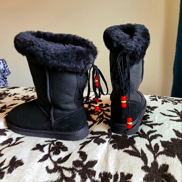 Black Sheepskin Wool Lined Boots 7 wide - Picture 1 of 6